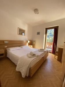 ポッツァ・ディ・ファッサにあるCasa per Ferie Villa Romagnaのベッドルーム(大型ベッド1台、窓付)