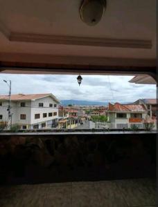 uitzicht op de stad vanuit een raam van een gebouw bij Mansión entera in Cuenca