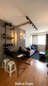 a living room with a table and a couch at Apartamento 2 quartos completo com garagem in Juiz de Fora