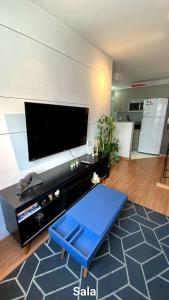 En TV eller et underholdningssystem på Apartamento 2 quartos completo com garagem