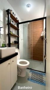 a bathroom with a toilet and a glass shower at Apartamento 2 quartos completo com garagem in Juiz de Fora