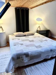 um quarto com uma cama com uma cortina preta em Altja Villa-Cottage with sauna em Altja