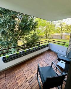 a patio with chairs and a balcony with a view at Charmantes Studio Maschsee und Messe Nähe in Hannover