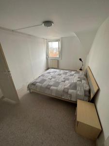 - une chambre avec un lit et une fenêtre dans l'établissement Joli appartement 2 chambres face gare, à Forbach