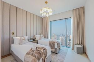 Cette chambre comprend 2 lits et une fenêtre. dans l'établissement NEW Luxe 3BR in Vida Marina w/ Breathtaking Views, à Dubaï
