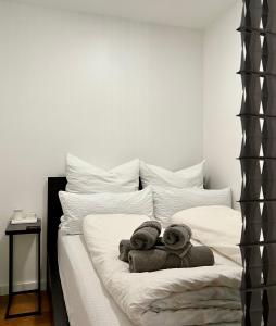 Postel nebo postele na pokoji v ubytování Charmantes Studio Maschsee und Messe Nähe