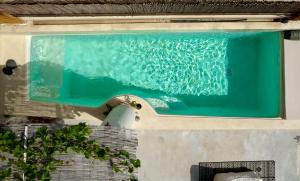 una ventana con vistas a la piscina en Canava Villas in Santorini en Emporio