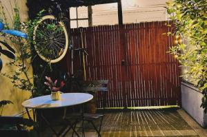 Yogi hostel boutique في سانتياغو: فناء مع طاولة وسياج ودراجة
