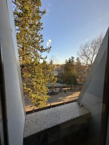 una vista desde la ventana de un edificio en Veranda L&G, en Kutaisi