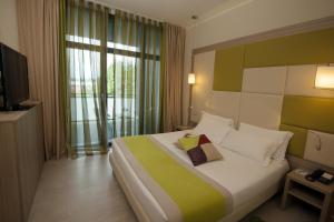 A bed or beds in a room at AS Hotel Limbiate Fiera