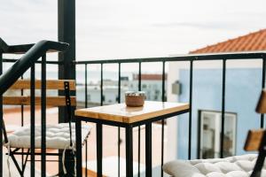 Belém Tejo - Jardim في لشبونة: طاولة على شرفة مع كوب عليها