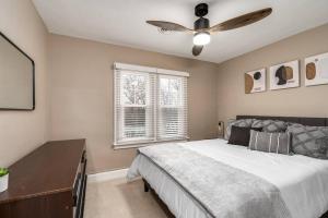 1 dormitorio con 1 cama y ventilador de techo en Riverside Retreat!, en West Lafayette