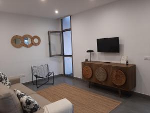 un soggiorno con divano e TV a schermo piatto di Casa Argeo a Los Llanos de Aridane
