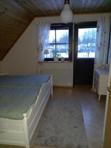 Postel nebo postele na pokoji v ubytování Smålandshus
