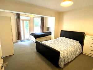 1 dormitorio con cama y sofá en Earls court en Londres