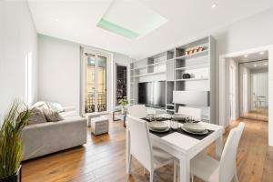 a living room with a table and a couch at Idromassaggio Brera - 5 min Duomo in Milan