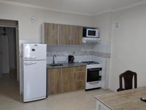 Køkken eller tekøkken på Complejo ALI121 Las Grutas + 17 billeder