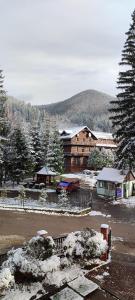 ein Resort mit Schnee auf dem Boden und einem Gebäude in der Unterkunft Лелеч in Tatariw