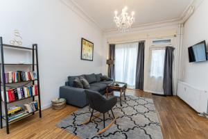 a living room with a couch and a chair at Be in Berlin Apartments zentral und ruhig für Familien und Geschäftsreisende in Schöneberg in Berlin