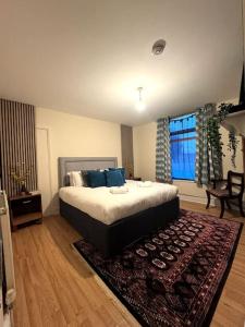 um quarto com uma cama com almofadas azuis e um tapete em Flat 71 em Bristol
