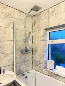 een badkamer met een douche en een wastafel bij Flat 71 in Bristol