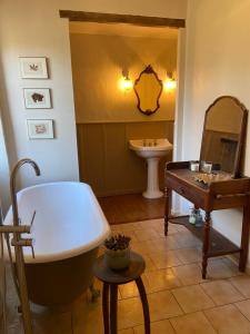 La salle de bains est pourvue d'une baignoire et d'un lavabo. dans l'établissement Le Mas de Roussa, à Meyrannes