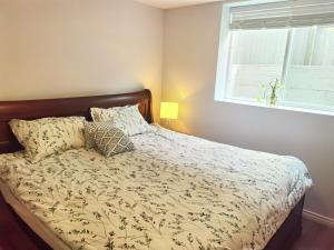 1 cama con 2 almohadas y 1 ventana en el dormitorio en The best warm home en Surrey