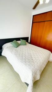 - une chambre avec un grand lit et une tête de lit en bois dans l'établissement Mimi’s Dream Luján 2, à Luján
