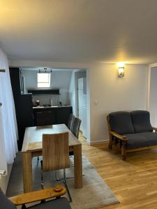 クンプルング・モルドヴェネスクにあるCASA ANA Apartament 2のテーブルとソファのあるリビングルーム