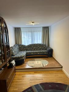 クンプルング・モルドヴェネスクにあるCASA ANA Apartament 2のソファとテーブルのあるリビングルーム