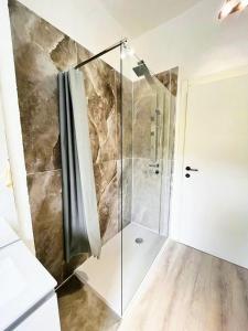 um chuveiro com uma porta de vidro na casa de banho em Palazzina Trevigiana 2 king Size Near Station And Venice em Treviso