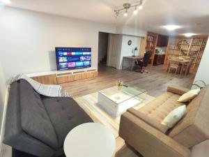 sala de estar con sofá y TV en The best warm home en Surrey