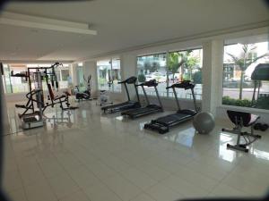 un gimnasio con un montón de cintas de correr y máquinas en River Suite, en Alanya