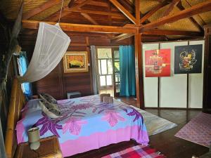een slaapkamer met een bed in een kamer met houten plafonds bij Chalet Avea in Parea