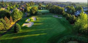 una vista aérea de un campo de golf con tres putts en The best warm home en Surrey