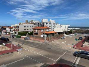 un aparcamiento vacío con edificios y el océano en Club del Mar, en Punta del Este