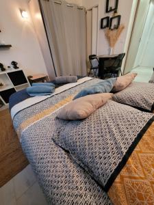 Ένα ή περισσότερα κρεβάτια σε δωμάτιο στο LE DUCAL - Marina Baie des Anges