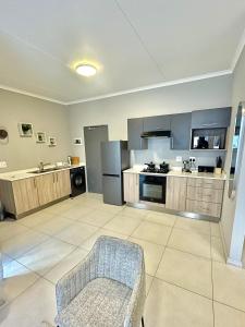 cocina grande con sofá y silla en Apartment in Midrand, en Midrand