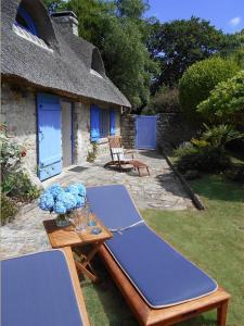 a picnic table in the yard of a cottage at Ty Papy in Bénodet