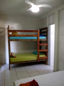 1 dormitorio con literas en una habitación en AP praia Itaguaçu São Chico, en São Francisco do Sul