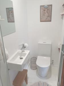 Bilik mandi di Cabins on Tudor bed & breakfast