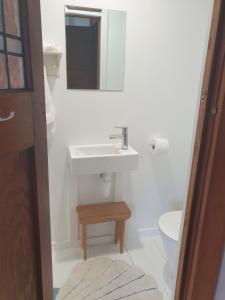 Bilik mandi di Cabins on Tudor bed & breakfast