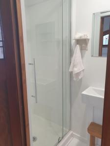 Bilik mandi di Cabins on Tudor bed & breakfast