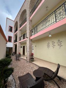 un patio con sillas y mesas en un edificio en Hotel La Capilla Bernal, en Bernal