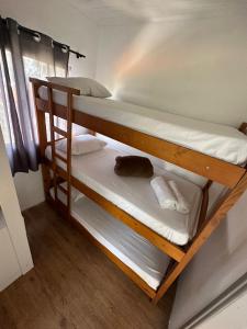 Uma ou mais camas em beliche em um quarto em Pousada Ponta dos Corais