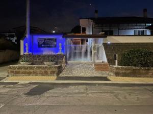 Una casa con un cartel azul en la parte delantera. en Atena B&B APARTMENTS Gold en San Silvestro