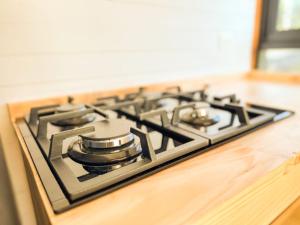 - une cuisinière à gaz avec 2 casseroles dans l'établissement Casas Antubureo, à Cáhuil