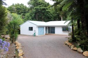 una casa bianca con un vialetto davanti di Orchid Lane Bay of Island a Haruru