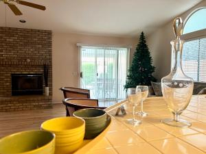 una sala de estar con una mesa con copas de vino y un árbol de Navidad en Countryside Colt Suite with private bathroom, en Hemet