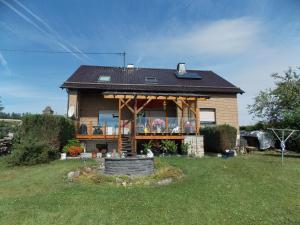 ein Haus mit einem Pavillon im Hof in der Unterkunft Ferienwohnung Inge Blum in Müllenbach